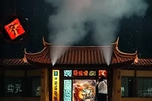 家庭剧《玻璃温室》剧照，温室顶棚透下的晨光