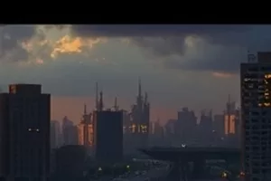 纪录剧《拾光者》剧照，修复师手持老胶片